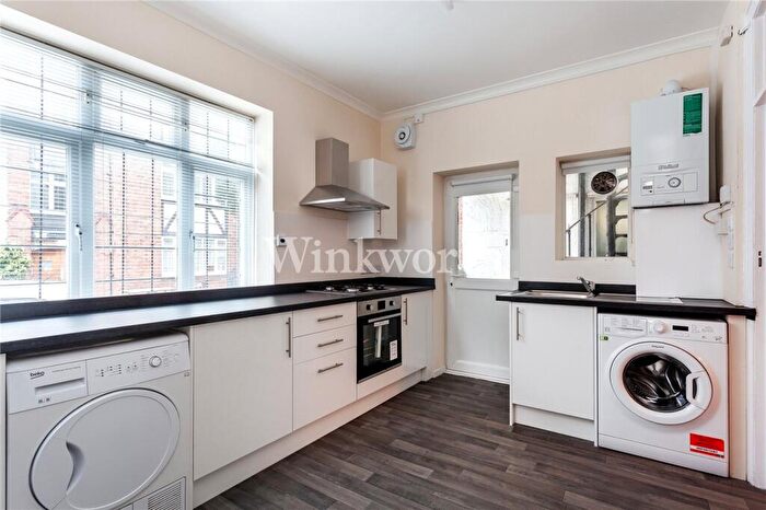 3 Bedroom Apartment To Rent In Woodstock Road, London, NW11