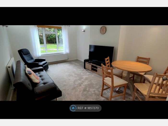 2 Bedroom Flat To Rent In Courtlands, Maidenhead, SL6
