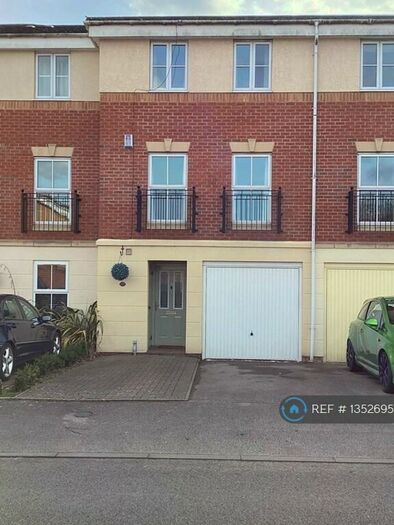 3 Bedroom Terraced House To Rent In Viaduct Close, Rugby, CV21