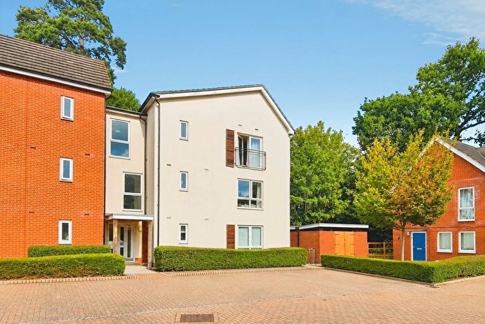 2 Bedroom Flat For Sale In Jaguar Lane, Bracknell, Berkshire, RG12