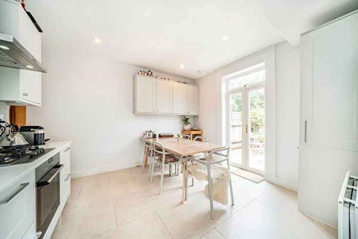 2 Bedroom Flat To Rent In Quinton Street, Earlsfield, SW18