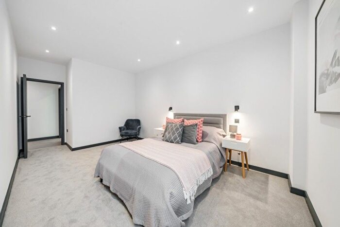 2 Bedroom Flat To Rent In Chertsey, Surrey, KT16