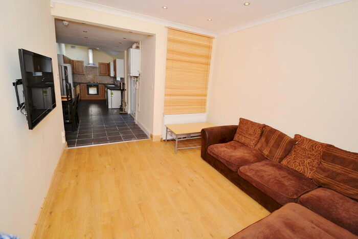 6 Bedroom Semi-Detached House To Rent In Ilkeston Road, Lenton, Nottingham, NG7