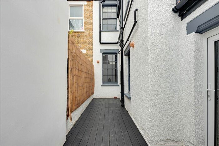 1 Bedroom Flat To Rent In Senrab Street, Stepney Green, London, E1
