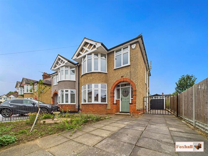 3 Bedroom Semi-Detached House For Sale In Sandhurst Avenue, Ipswich, IP3