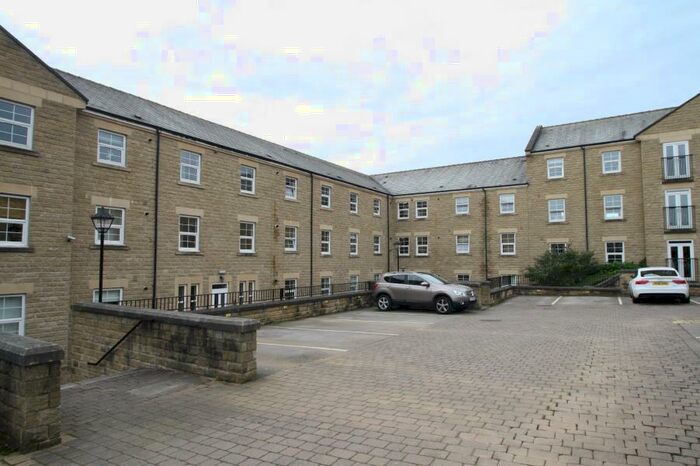 2 Bedroom Flat To Rent In Stoneleigh Court, Shadwell Lane, Alwoodley, Leeds, LS17