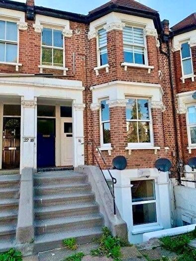 1 Bedroom Flat To Rent In Garden Flat, Agnes Road, Acton, London, W3