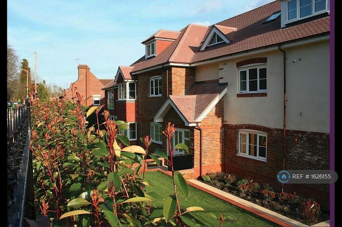 2 Bedroom Flat To Rent In Chesham Heights, Kingswood, Tadworth, KT20