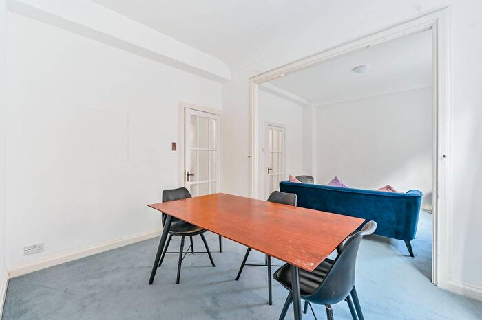 2 Bedroom Flat To Rent In Hertford Street, Mayfair, London, W1J