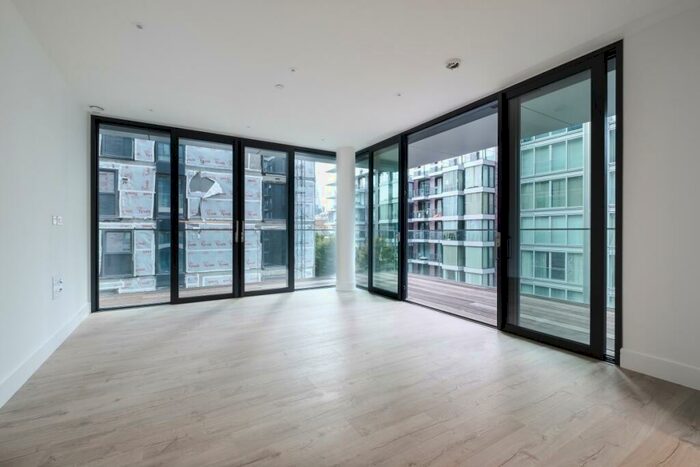 3 Bedroom Flat To Rent In Piazza Walk London, E1