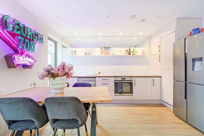 2 Bedroom Flat For Sale In Felix Point, Tower Hamlets, London, E14