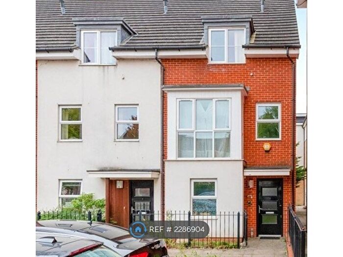 4 Bedroom End Of Terrace House To Rent In Lindisfarne Way, Reading, RG2