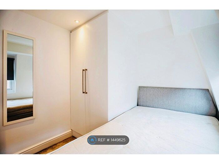 3 Bedroom Flat To Rent In Tooting, London, SW17