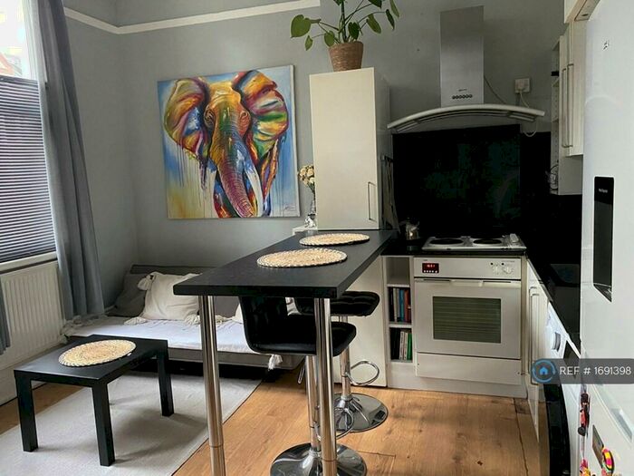 Studio To Rent In Cavendish Road, London, SW12