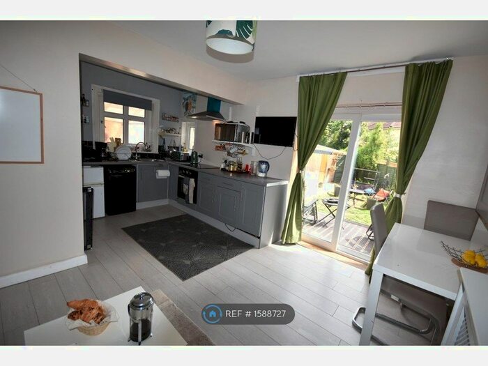 3 Bedroom Detached House To Rent In Bitterne Road West, Southampton, SO18
