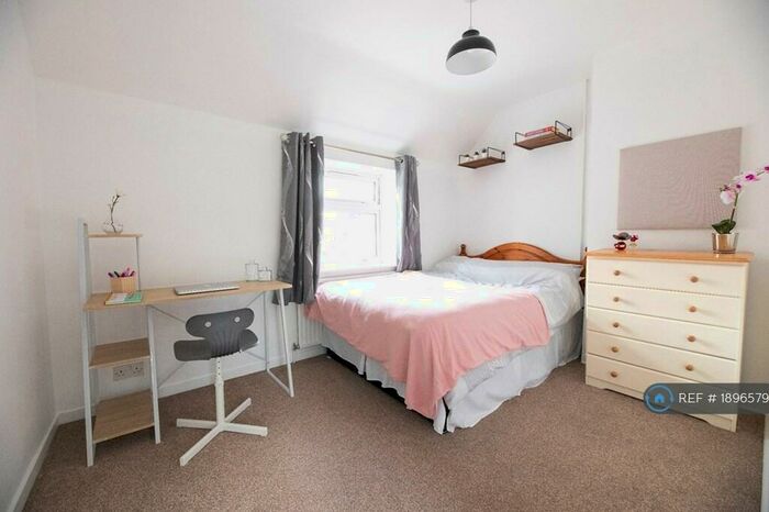 4 Bedroom Semi-Detached House To Rent In Kings Avenue, Winchester, SO22