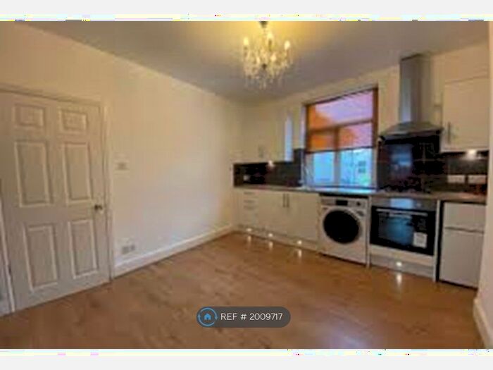 2 Bedroom Flat To Rent In Top Floor Grosvenor Rd, Bristol, BS2