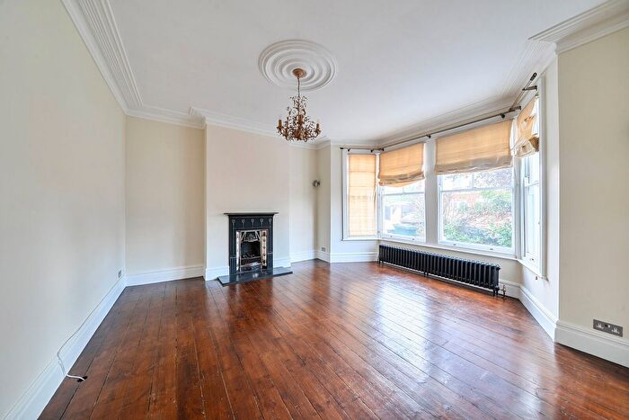 4 Bedroom Semi-Detached House To Rent In Queens Avenue, Whetstone, London, N20