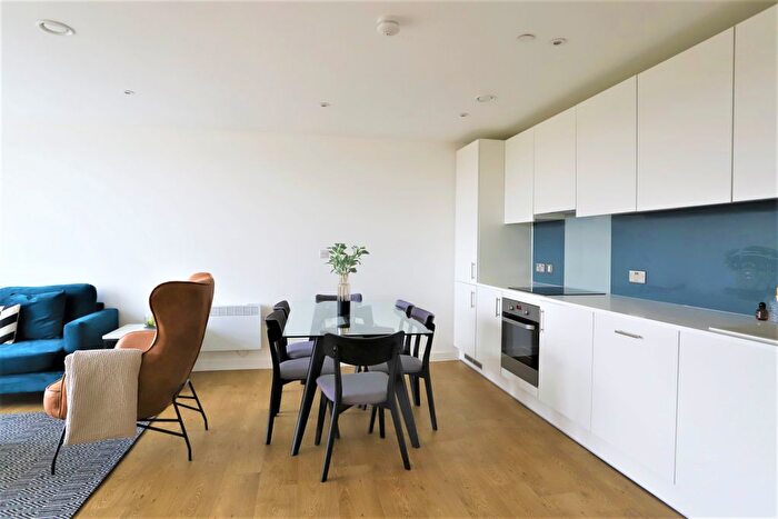 3 Bedroom Flat To Rent In Chapel Street, Salford, M3
