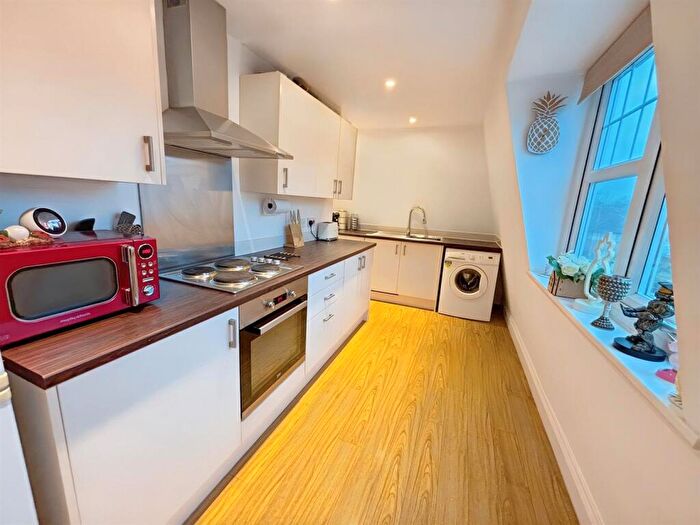 2 Bedroom Flat For Sale In Rayleigh Road, Hutton, Brentwood, CM13