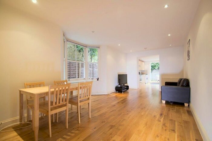 2 Bedroom Flat To Rent In Shandon Road, London, SW4