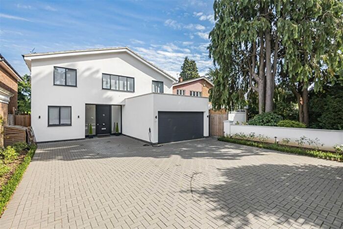 4 Bedroom Detached House For Sale In Oakleigh Park South, Whetstone, N20