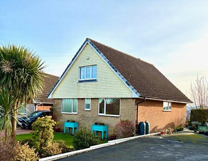 3 Bedroom Detached House For Sale In Highcliffe Avenue, Huddersfield, HD2