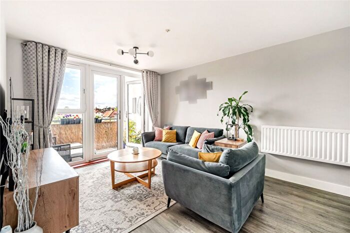 3 Bedroom Flat For Sale In Mole Road, Hersham, KT12