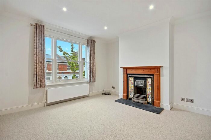 2 Bedroom Flat To Rent In Curwen Road, Shepherds Bush, London W12
