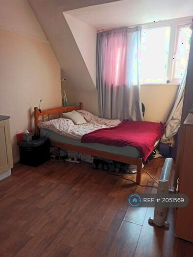 Studio To Rent In Finchley Lane, London, NW4