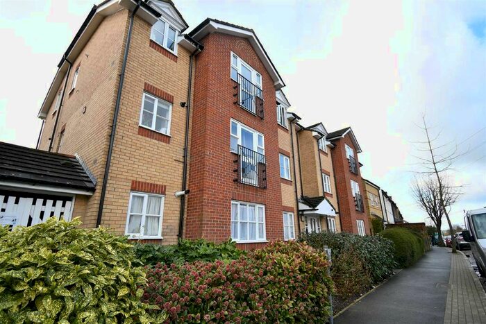 2 Bedroom Flat To Rent In Vine Lodge, - Hutton Grove, Finchley, N12
