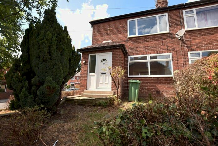 2 Bedroom Detached House To Rent In Kirkstall Avenue, Kirkstall, Leeds, West Yorkshire, LS5
