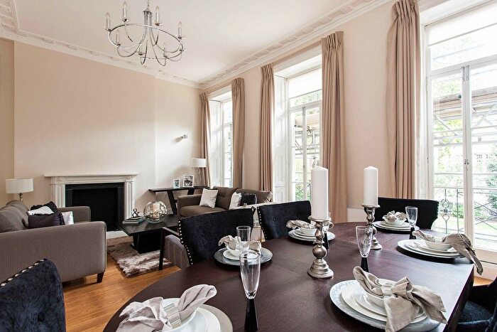 2 Bedroom Flat To Rent In Montagu Square, Marylebone, London, W1H