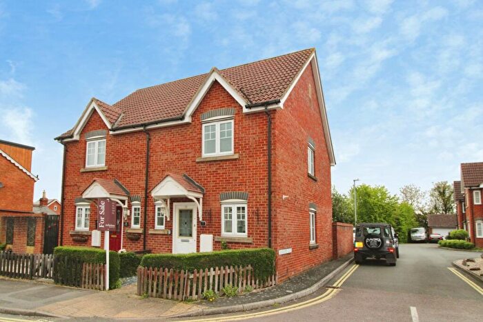 3 Bedroom Semi-Detached House For Sale In Station Road, Purton, SN5