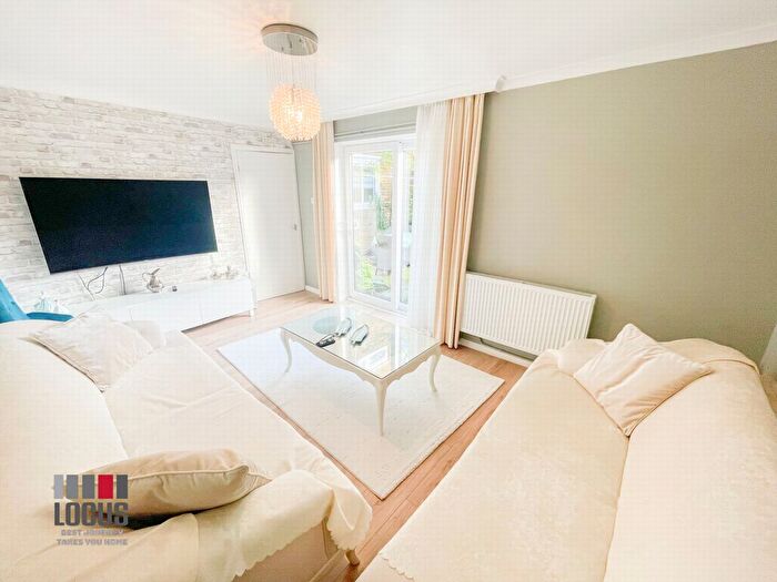 4 Bedroom Semi-Detached House To Rent In Belfont Walk, Islington, N7