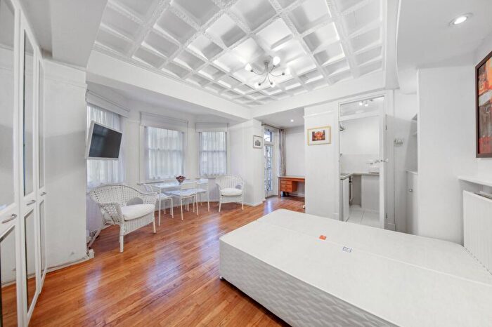 Flat To Rent In Neville Court, Abbey Road, NW8