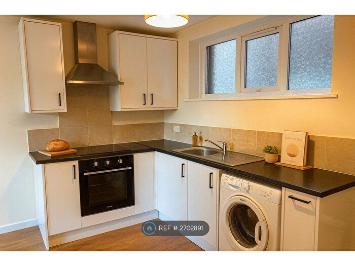 2 Bedroom Flat To Rent In Meadgate Avenue, Chelmsford, CM2