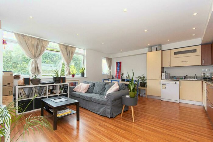 1 Bedroom Flat To Rent In Rochelle Close, Battersea, SW11