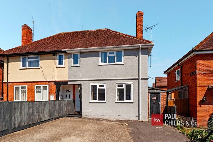 4 Bedroom Semi Detached House For Sale In Helston Gardens, Reading, RG2