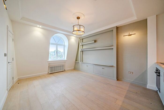 2 Bedroom Flat To Rent In Hogarth Road, London, SW5