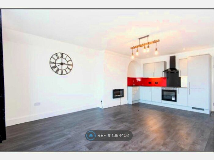 3 Bedroom Flat To Rent In Top Floor (B) Norfolk Road, Littlehampton, BN17