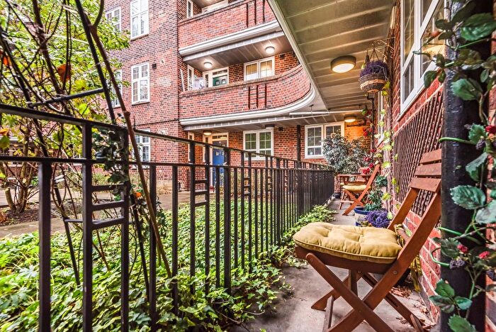 2 Bedroom Flat To Rent In Tilson Gardens, London, SW2