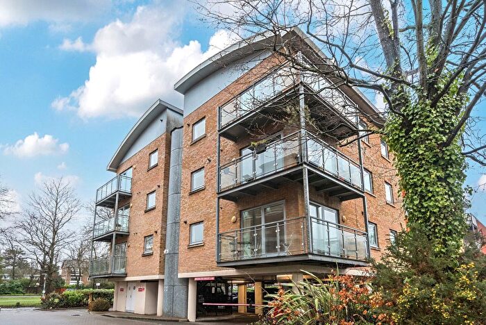 2 Bedroom Flat To Rent In Hersham Road, Walton-On-Thames, Surrey, KT12