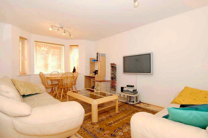 2 Bedroom Flat To Rent In Phoenix Court, New Malden - No Pets Allowed Due To Building Lease, KT3
