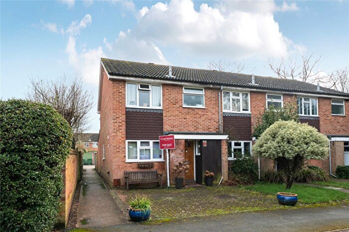 3 Bedroom End Terrace House For Sale In Willowhayne Drive, Walton-On-Thames, KT12