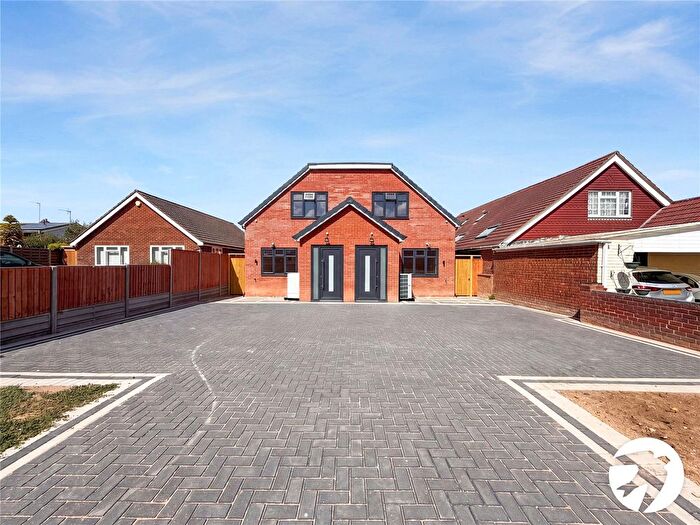 4 Bedroom Semi-Detached House To Rent In Brompton Farm Road, Rochester, Kent, ME2