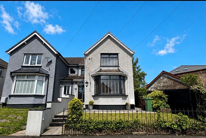 3 Bedroom Semi-Detached House For Sale In Central Avenue, Cefn Fforest, NP12