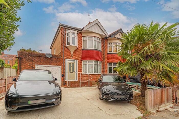 3 Bedroom Semi-Detached House For Sale In Glenville Avenue, Enfield, EN2