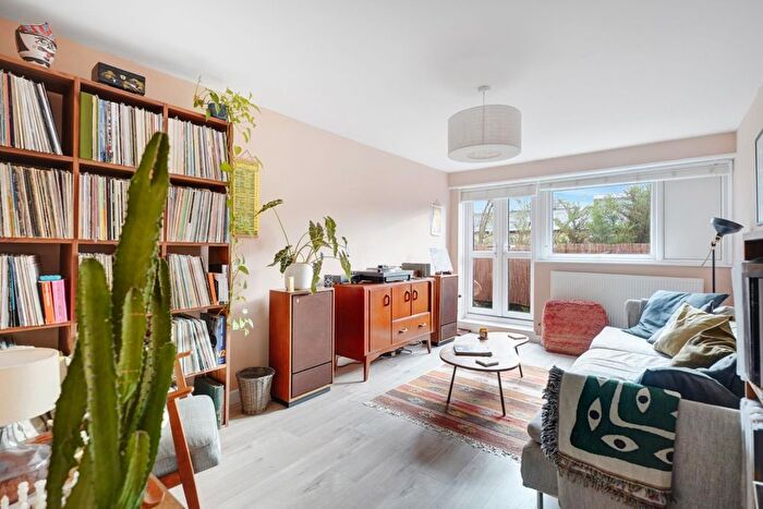 3 Bedroom Maisonette For Sale In Wentworth Crescent, Peckham, London, SE15