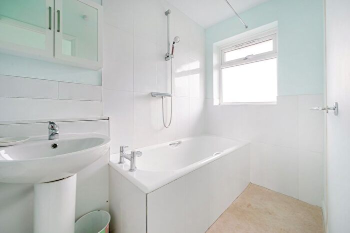 1 Bedroom Flat To Rent In Lustrells Vale, Saltdean, Brighton, BN2